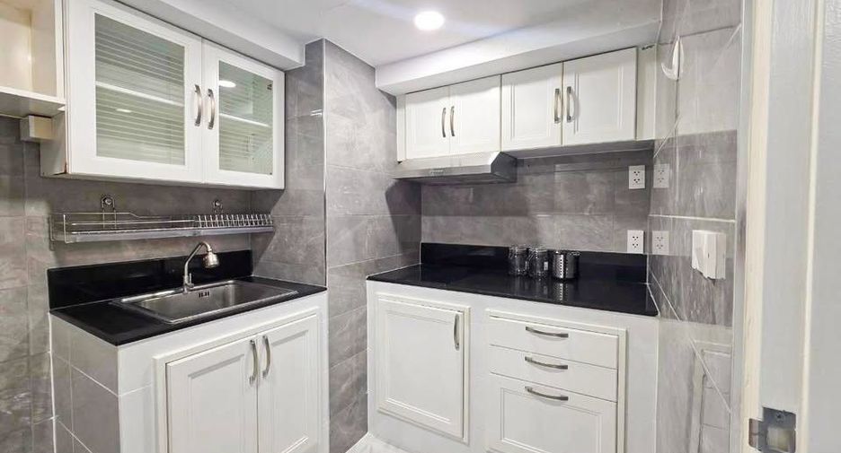 For sale 1 bed condo in Khlong Toei, Bangkok
