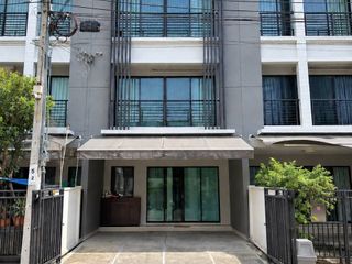 À vendre 3 chambres maison de ville à Chom Thong, Bangkok