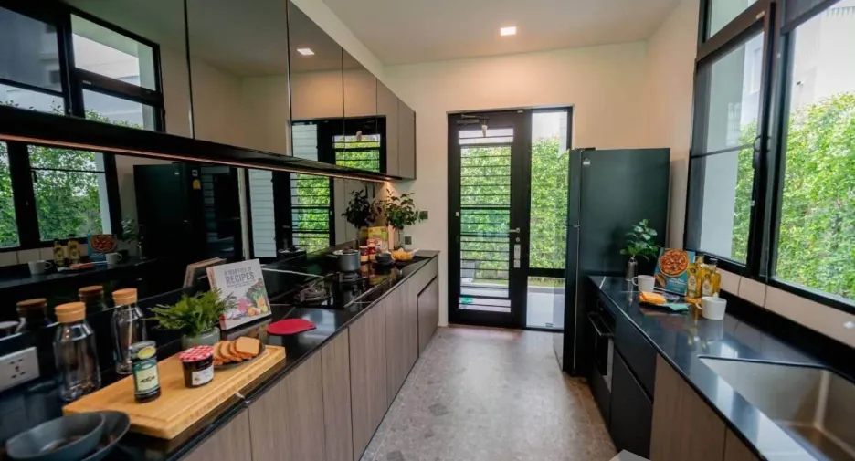 Haus zur Miete mit 5 Zimmer in Saphan Sung, Bangkok