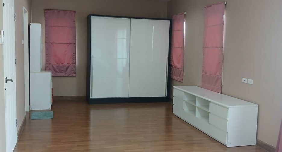 For sale 3 bedrooms house in Si Racha, Chonburi
