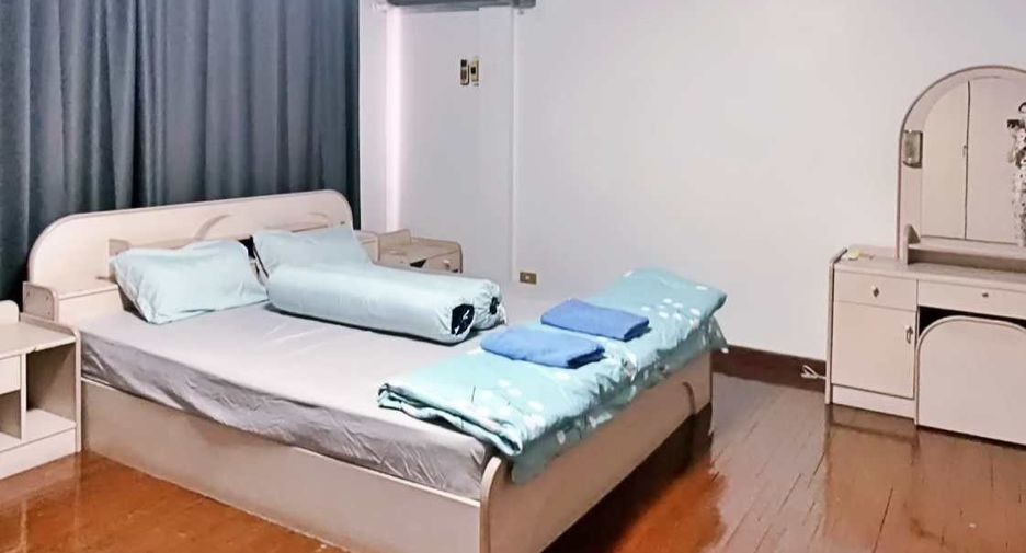 For rent 4 bedrooms townhouse in Wang Thonglang, Bangkok