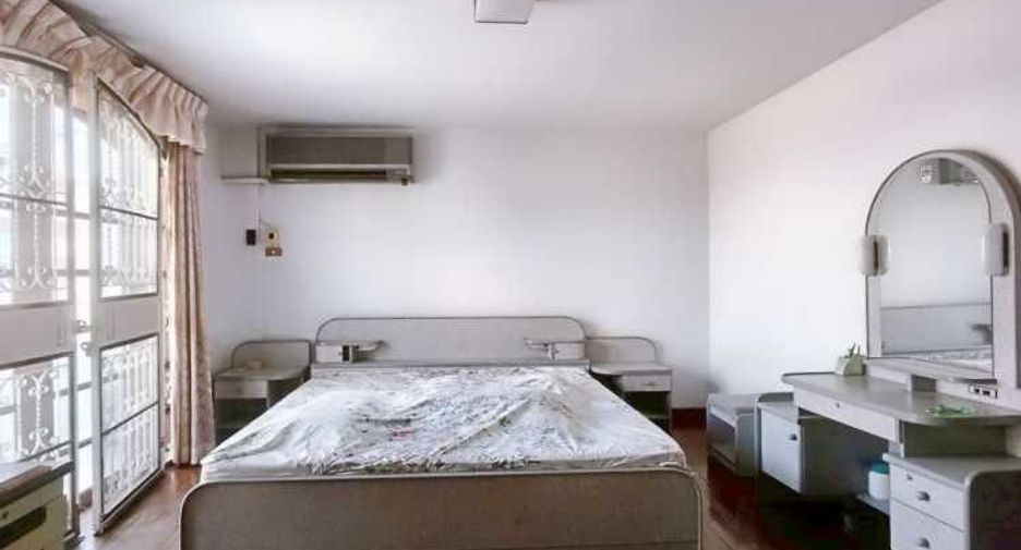 For rent 4 bedrooms townhouse in Wang Thonglang, Bangkok