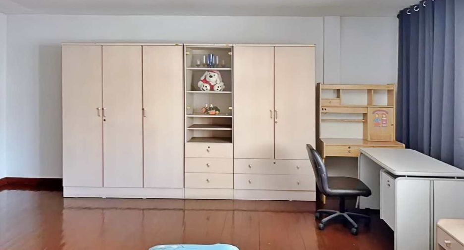 For rent 4 bedrooms townhouse in Wang Thonglang, Bangkok