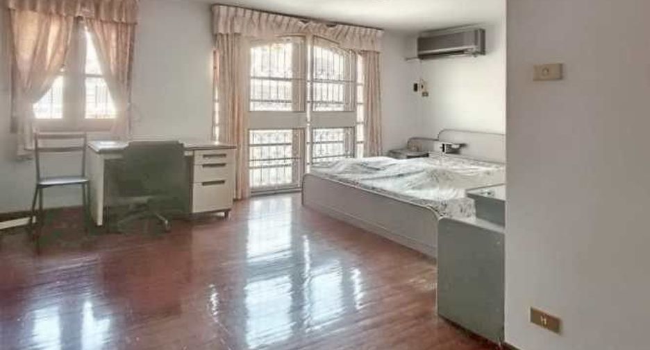 For rent 4 bedrooms townhouse in Wang Thonglang, Bangkok
