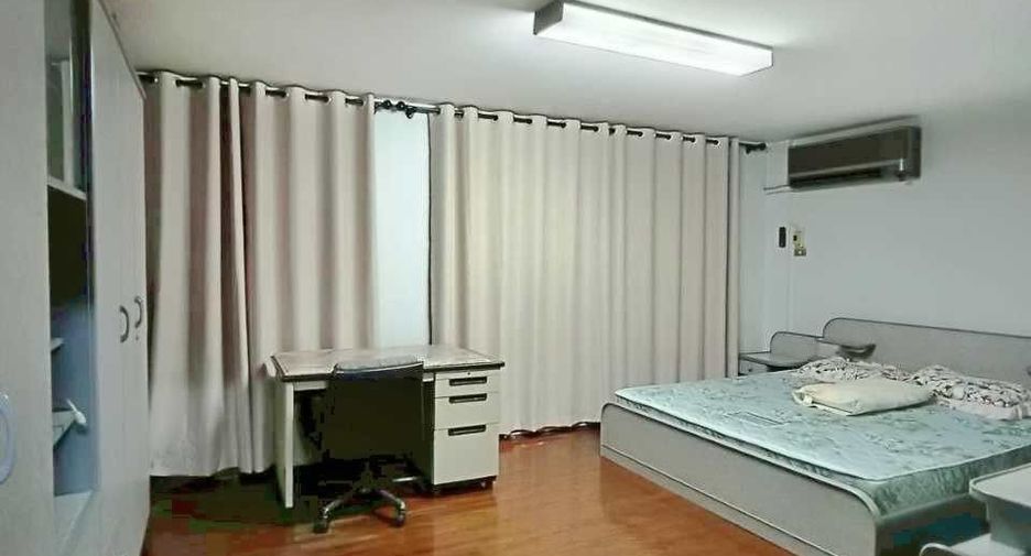 For rent 4 bedrooms townhouse in Wang Thonglang, Bangkok