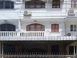 For rent 4 bedrooms townhouse in Wang Thonglang, Bangkok