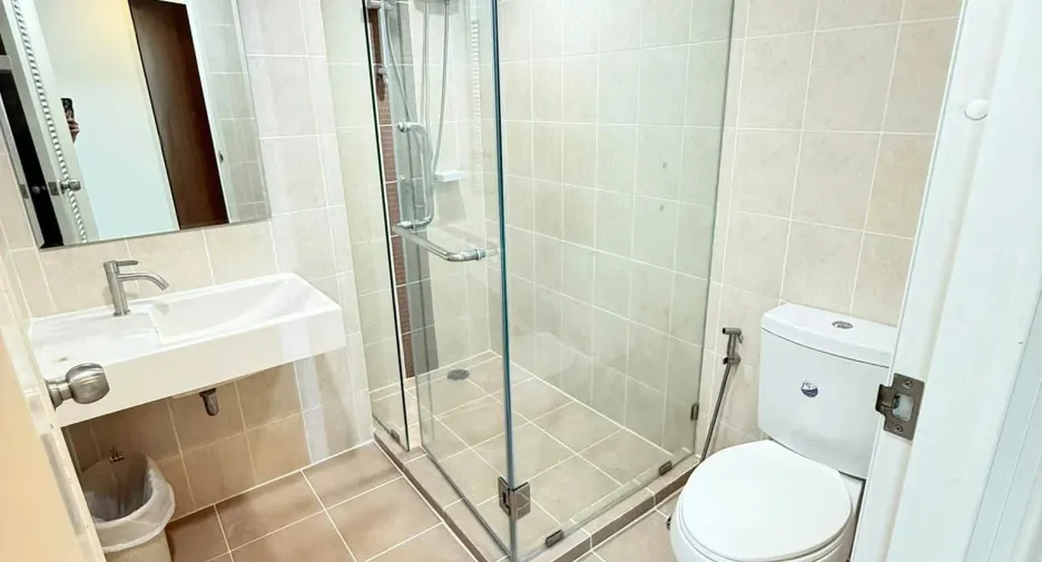 For rent 2 bedrooms condo in Huai Khwang, Bangkok