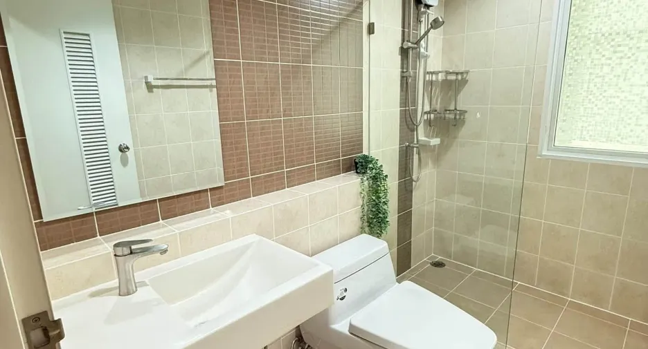 For rent 2 bedrooms condo in Huai Khwang, Bangkok