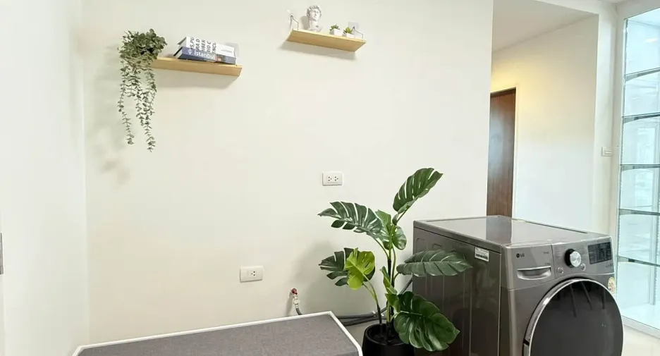 For rent 2 bedrooms condo in Huai Khwang, Bangkok
