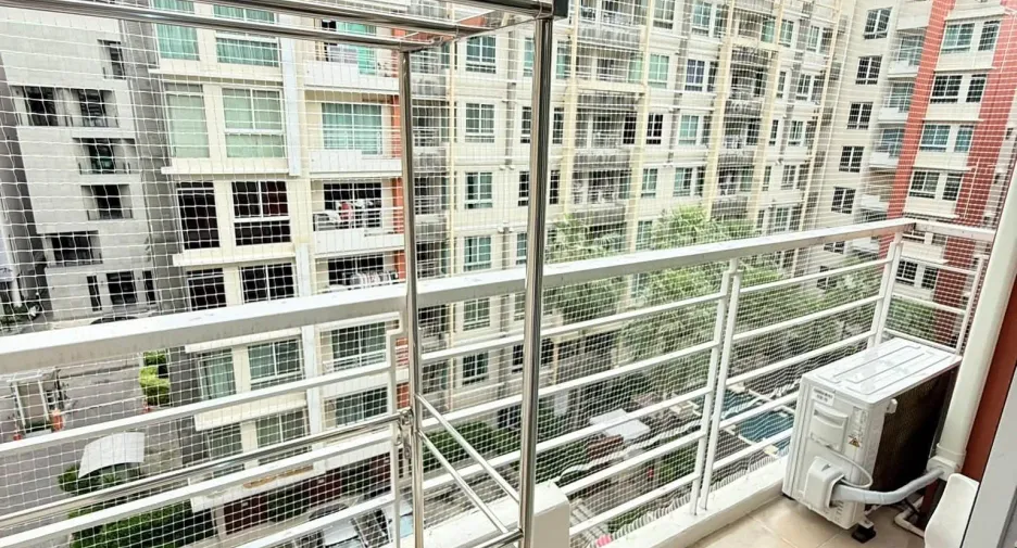 For rent 2 bedrooms condo in Huai Khwang, Bangkok
