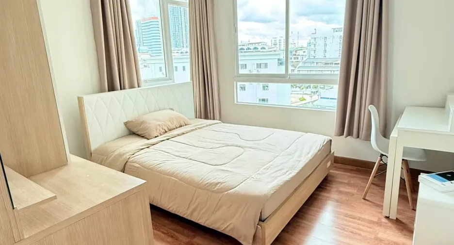 For rent 2 bedrooms condo in Huai Khwang, Bangkok