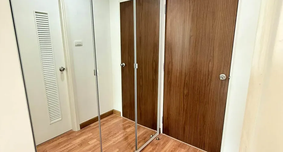 For rent 2 bedrooms condo in Huai Khwang, Bangkok