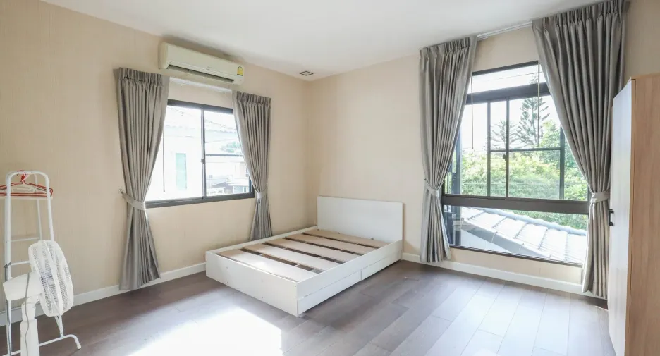 À louer 4 chambres maison à Bang Khae, Bangkok
