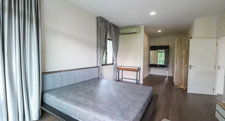 À louer 4 chambres maison à Bang Khae, Bangkok