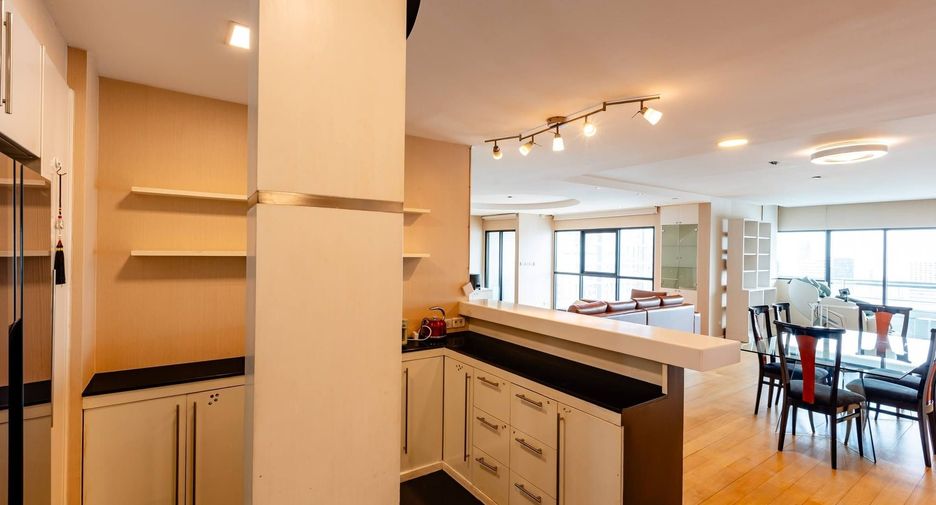 For rent そして for sale 3 ベッドルーム condo in Sathon, Bangkok