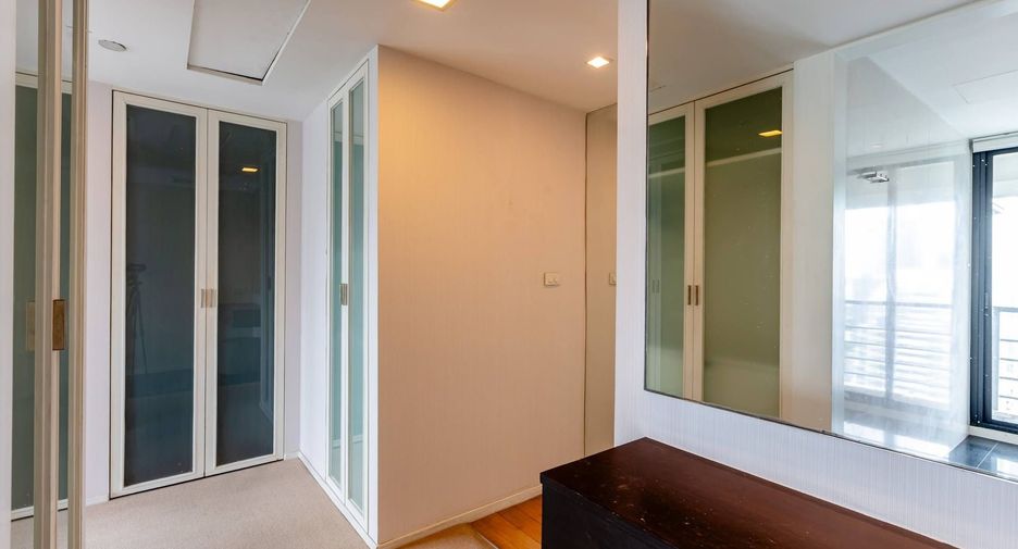For rent そして for sale 3 ベッドルーム condo in Sathon, Bangkok