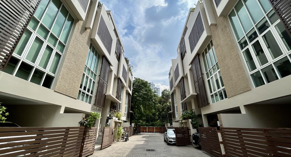 À vendre et à louer 1 chambre maison de ville à Watthana, Bangkok
