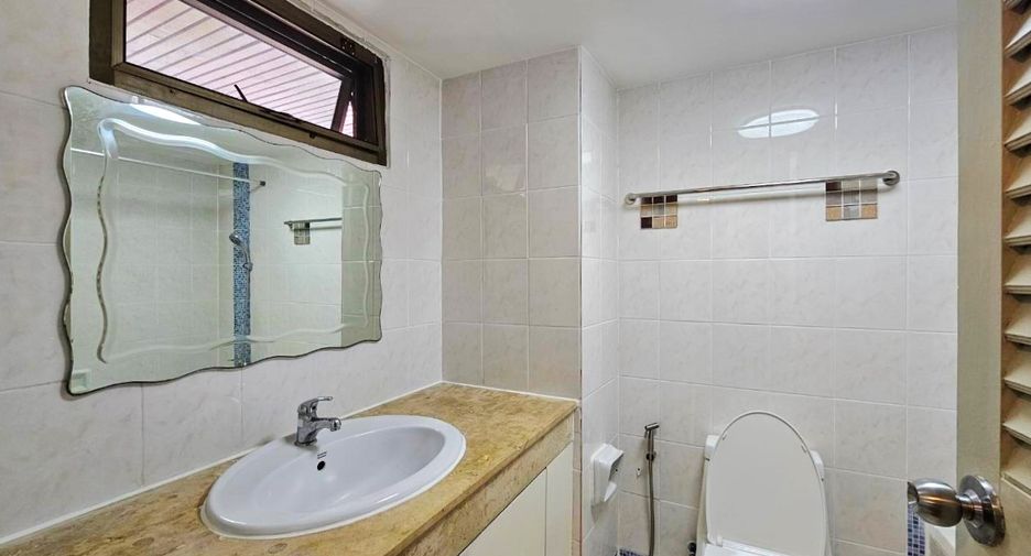 Condo en alquiler de 3 habitaciones en Watthana, Bangkok