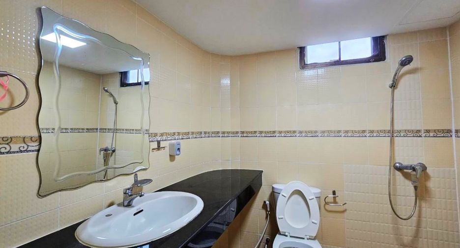 Condo en alquiler de 3 habitaciones en Watthana, Bangkok