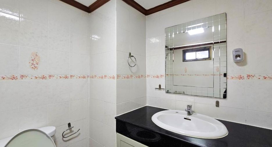 Condo en alquiler de 3 habitaciones en Watthana, Bangkok