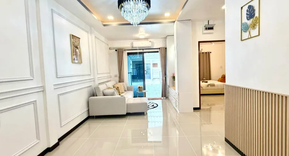 À vendre 4 chambres maison de ville à Bang Lamung, Chonburi