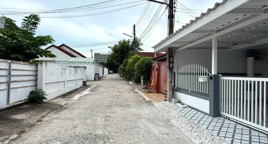 À vendre 4 chambres maison de ville à Bang Lamung, Chonburi