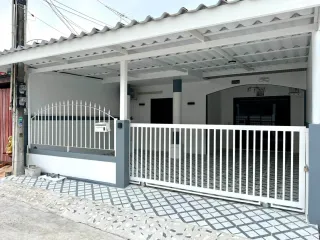 À vendre 4 chambres maison de ville à Bang Lamung, Chonburi