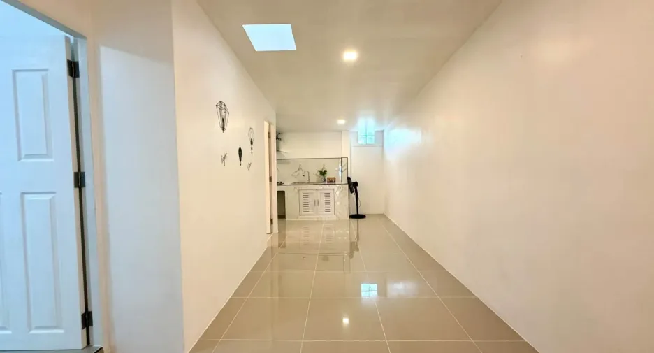 À vendre 4 chambres maison de ville à Bang Lamung, Chonburi