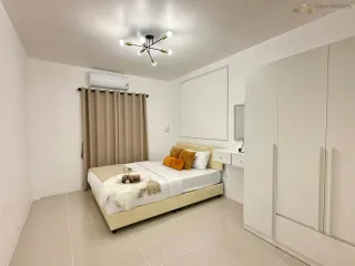 À vendre 4 chambres maison de ville à Bang Lamung, Chonburi