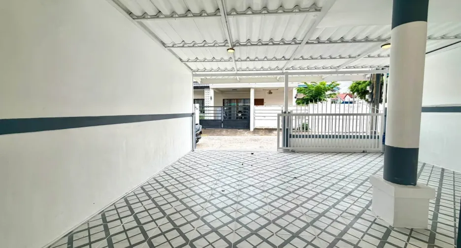 À vendre 4 chambres maison de ville à Bang Lamung, Chonburi