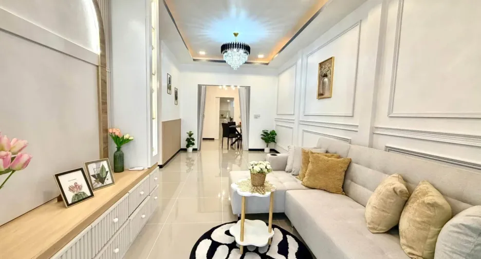 À vendre 4 chambres maison de ville à Bang Lamung, Chonburi