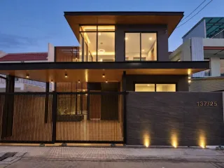 Haus zur Miete mit 3 Zimmer in Phra Khanong, Bangkok