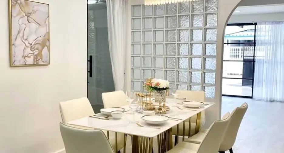 For rent 4 bedrooms house in Huai Khwang, Bangkok