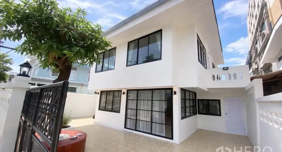 For rent 4 bedrooms house in Huai Khwang, Bangkok