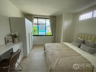 For rent 4 bedrooms house in Huai Khwang, Bangkok