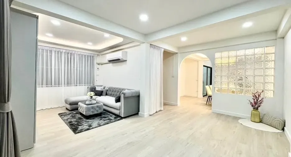 For rent 4 bedrooms house in Huai Khwang, Bangkok