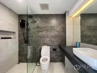 For rent 5 bedrooms townhouse in Watthana, Bangkok