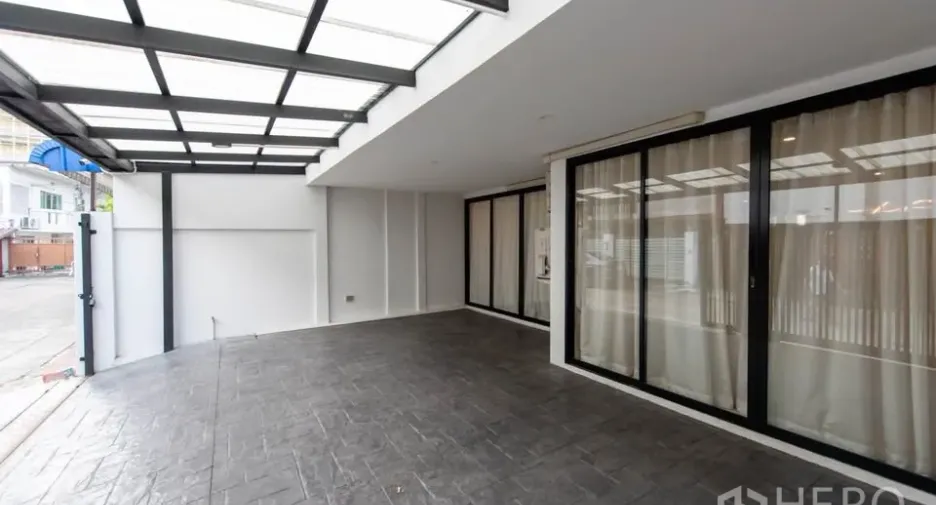 For rent 5 bedrooms townhouse in Watthana, Bangkok