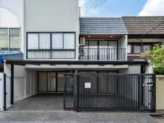 For rent 5 bedrooms townhouse in Watthana, Bangkok