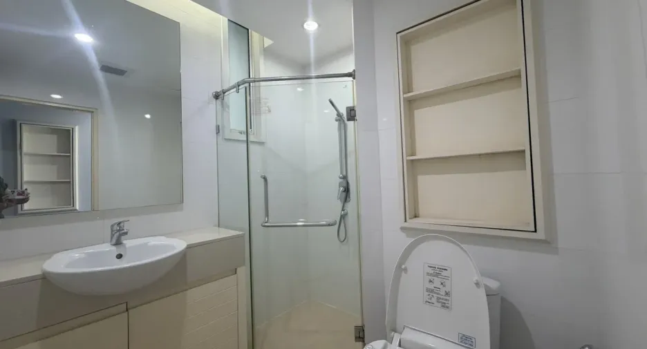 For sale そして for rent 2 ベッドルーム condo in Khlong Toei, Bangkok