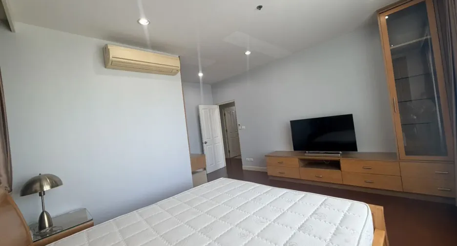 For sale そして for rent 2 ベッドルーム condo in Khlong Toei, Bangkok