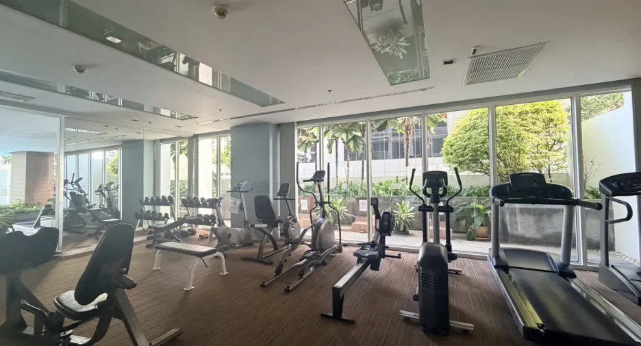 For sale そして for rent 2 ベッドルーム condo in Khlong Toei, Bangkok