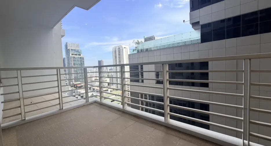 For sale そして for rent 2 ベッドルーム condo in Khlong Toei, Bangkok