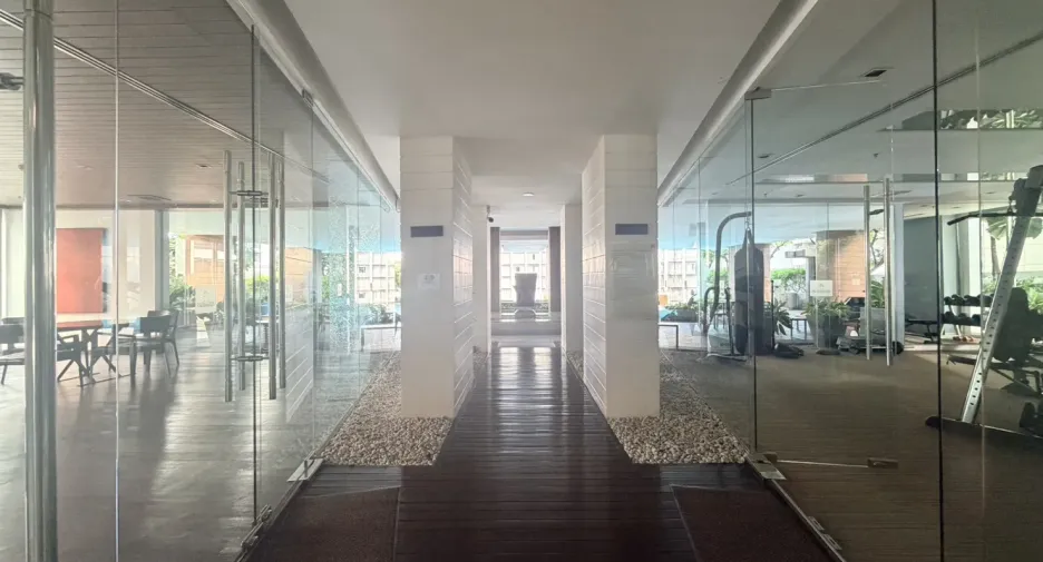 For sale そして for rent 2 ベッドルーム condo in Khlong Toei, Bangkok