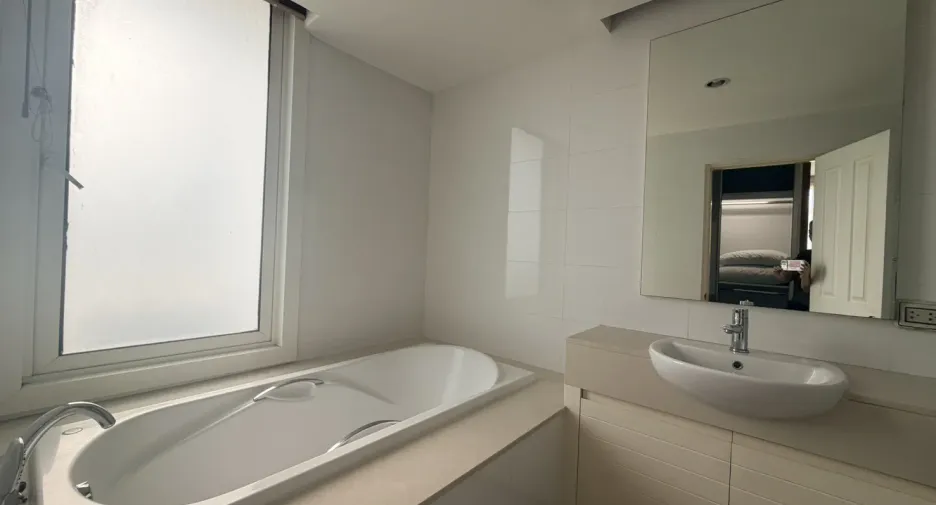 For sale そして for rent 2 ベッドルーム condo in Khlong Toei, Bangkok