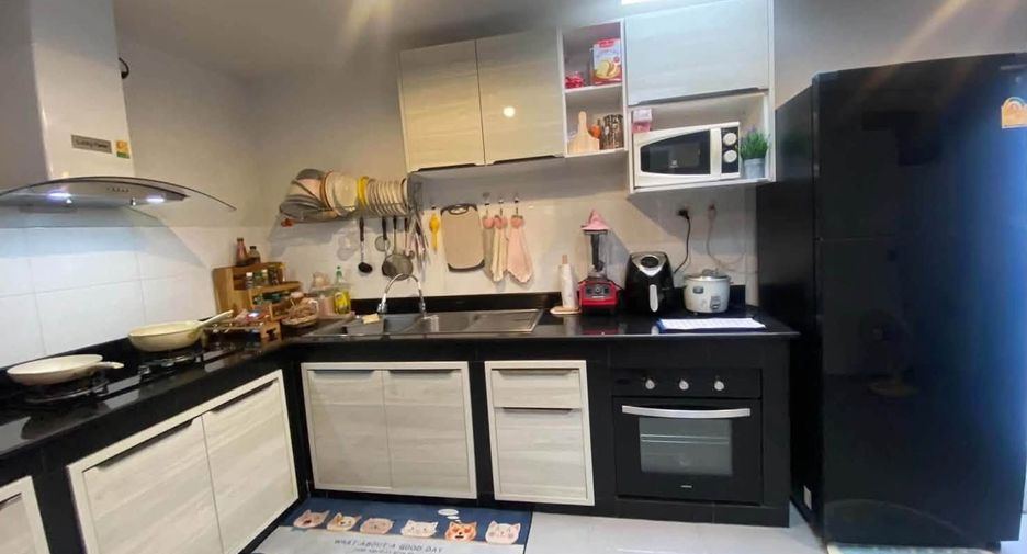 For rent 3 bedrooms townhouse in Saphan Sung, Bangkok