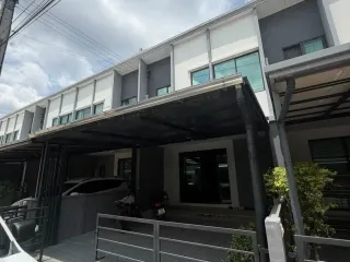 For rent 3 bedrooms townhouse in Saphan Sung, Bangkok