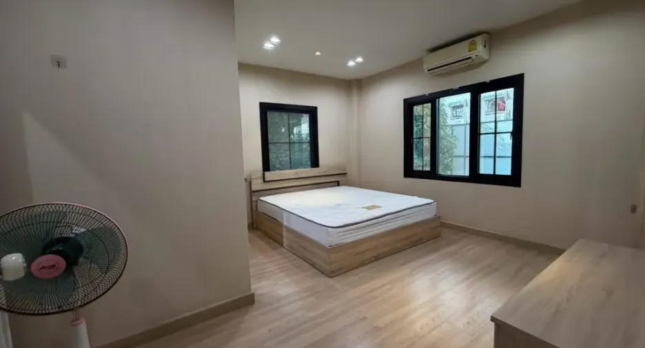 出售 3 卧室 独立屋 在 Phra Khanong, 曼谷