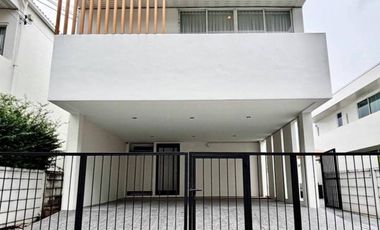 À louer 4 chambres maison à Saphan Sung, Bangkok