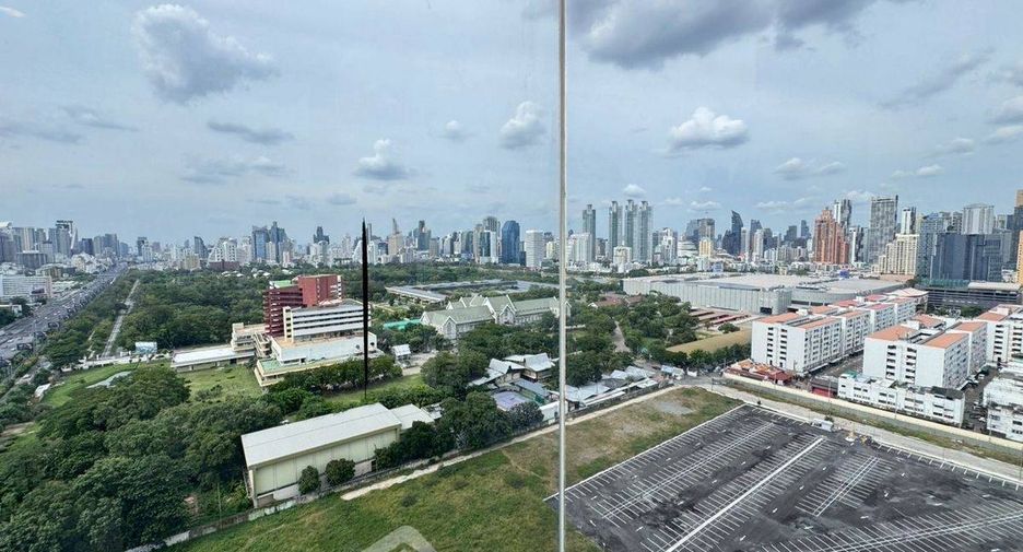 For rent 3 bedrooms condo in Khlong Toei, Bangkok
